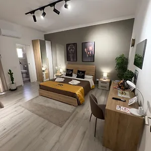 https://la-via-di-mezzo.catania-hotels.net